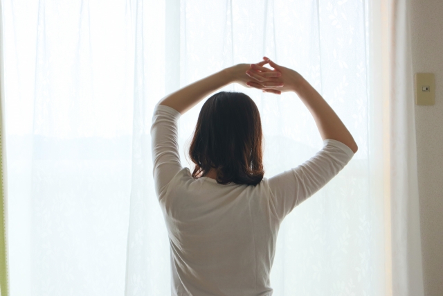 朝日を浴びる女性