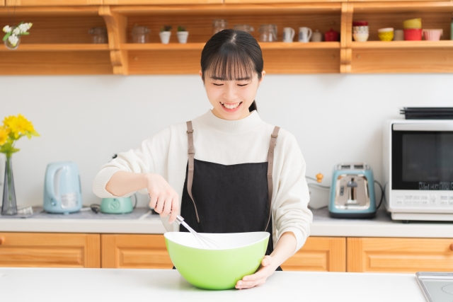 料理をする女性